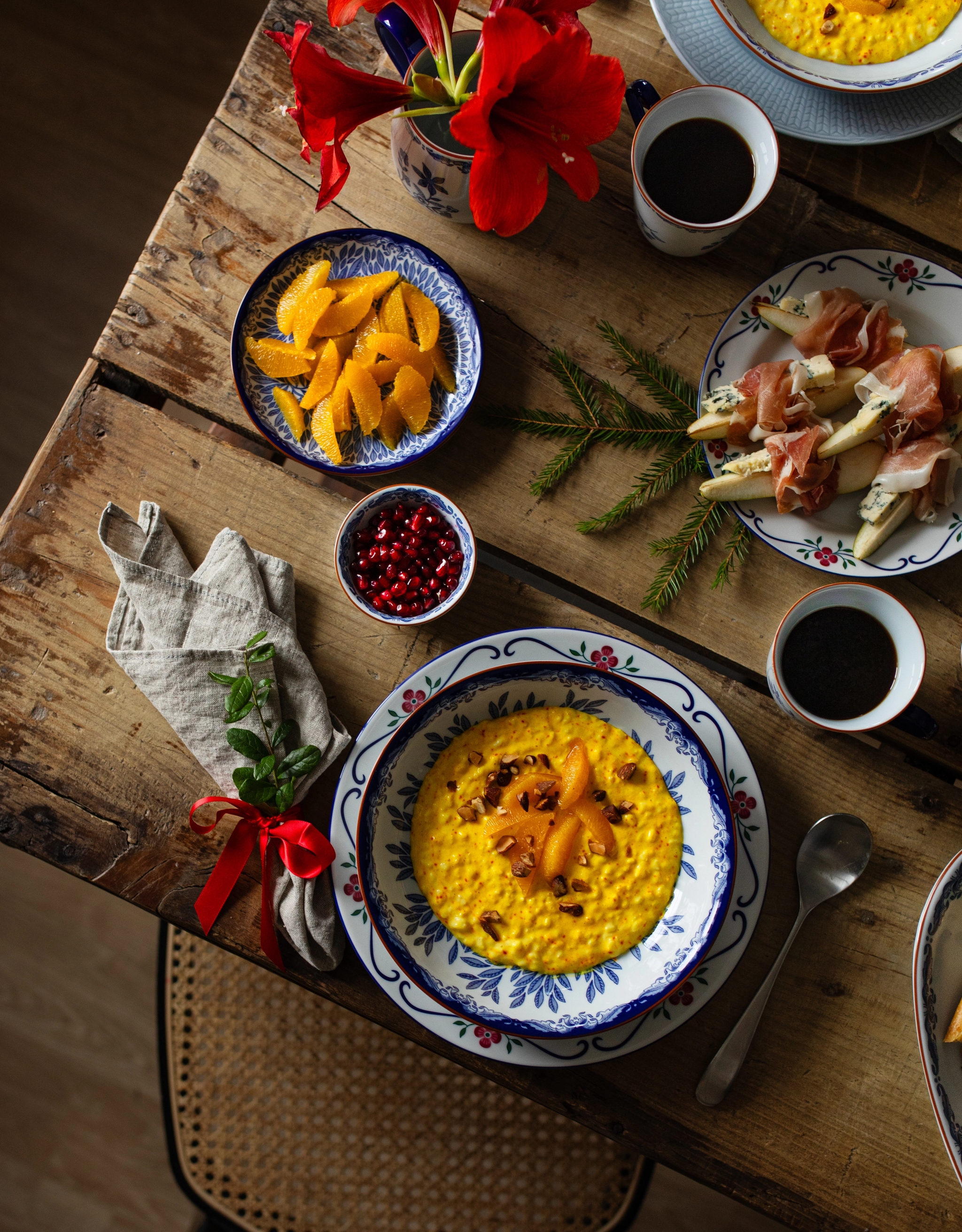 Et bord med en julefrokost servert på tallerkener fra Rörstrand