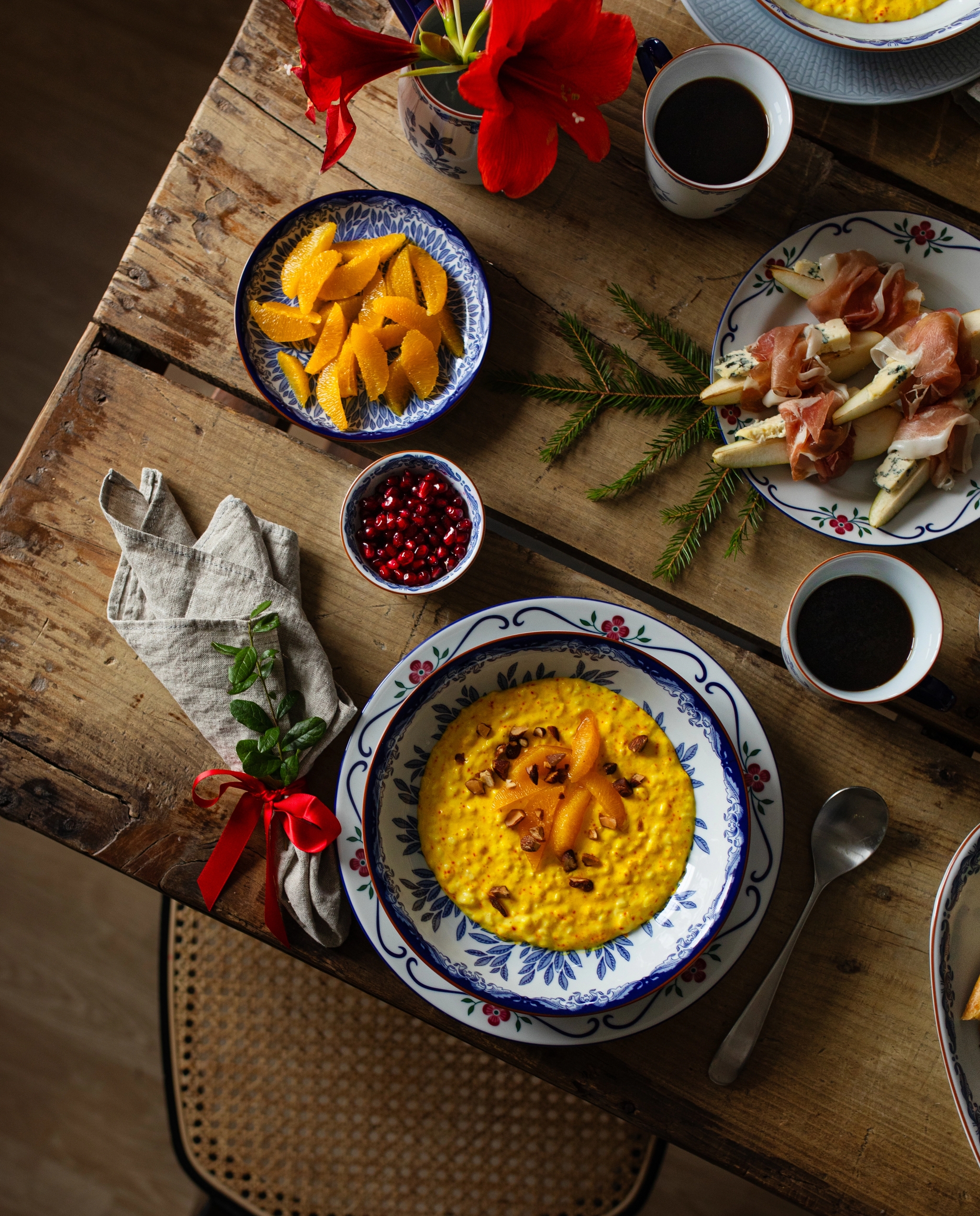 Ett bord med uppdukad julig frukost i tallrikar från Rörstrand