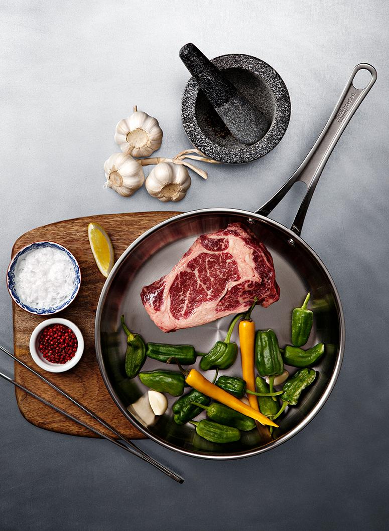 rostfri stekpanna med köttbit