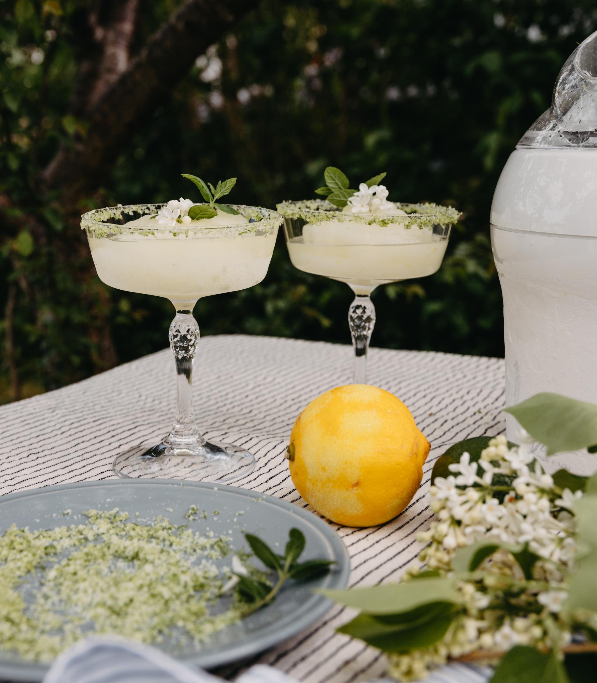 Somriga drinkar med citron på ett bord i festliga glas