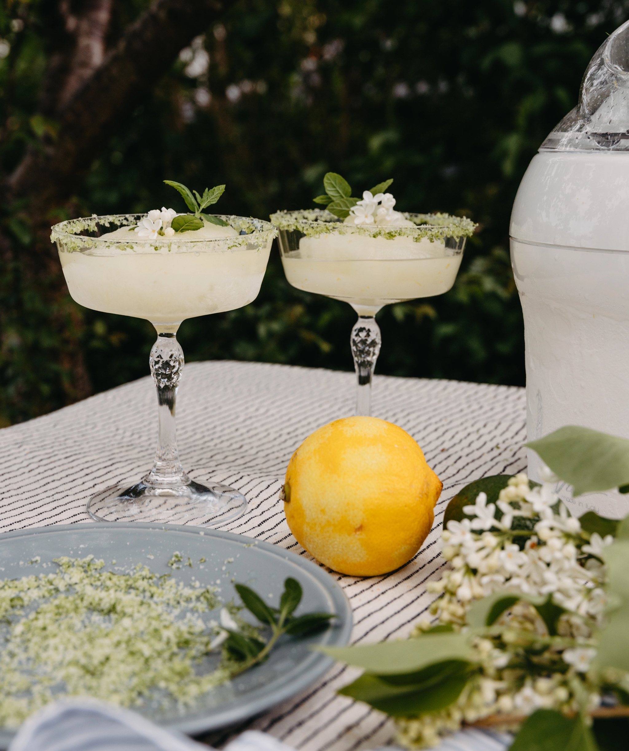 Somriga drinkar med citron på ett bord i festliga glas