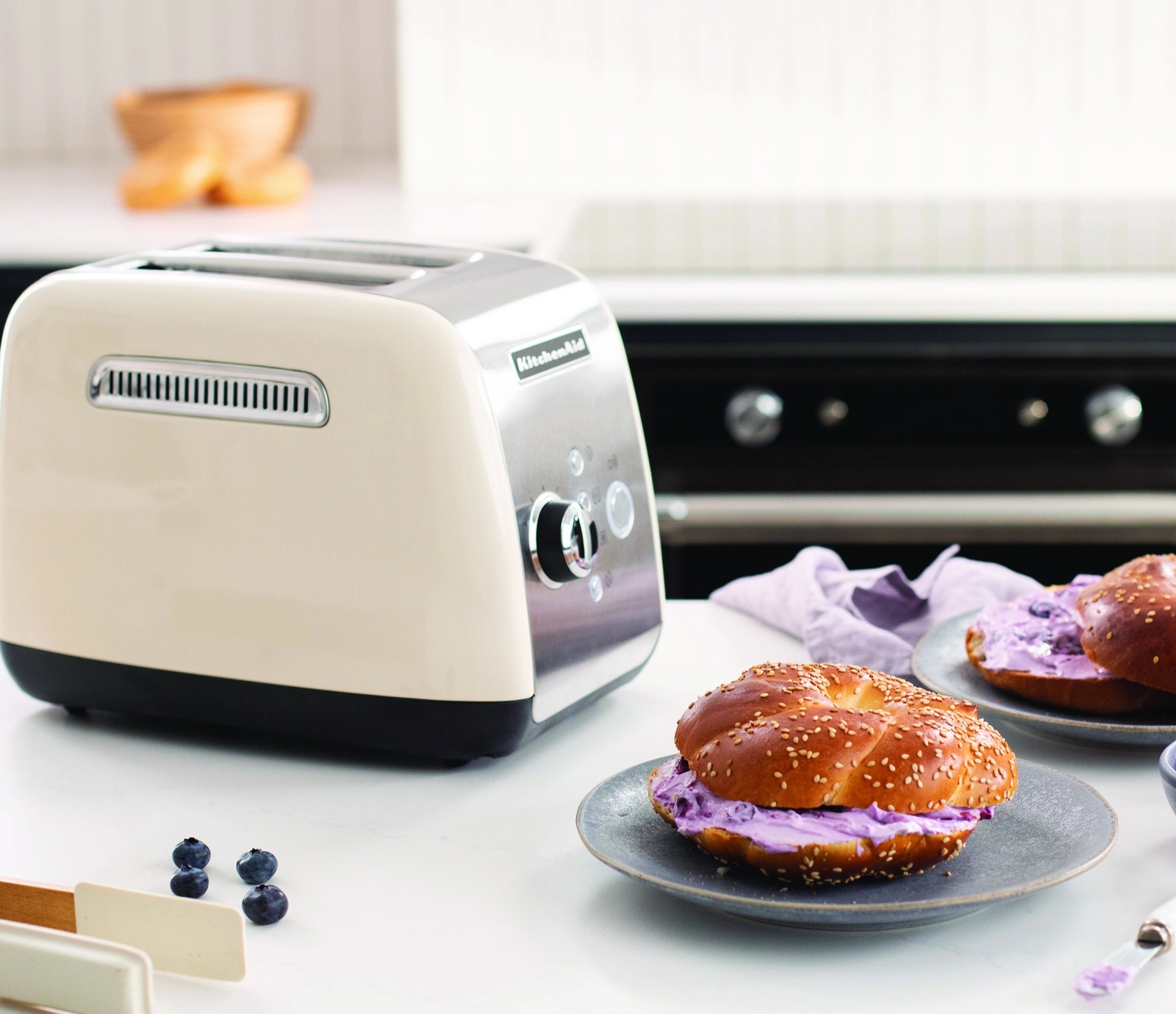 Kitchenaid leivänpaahdin värissä kerma / beige ja mustikkakermalla täytetyt bagelit