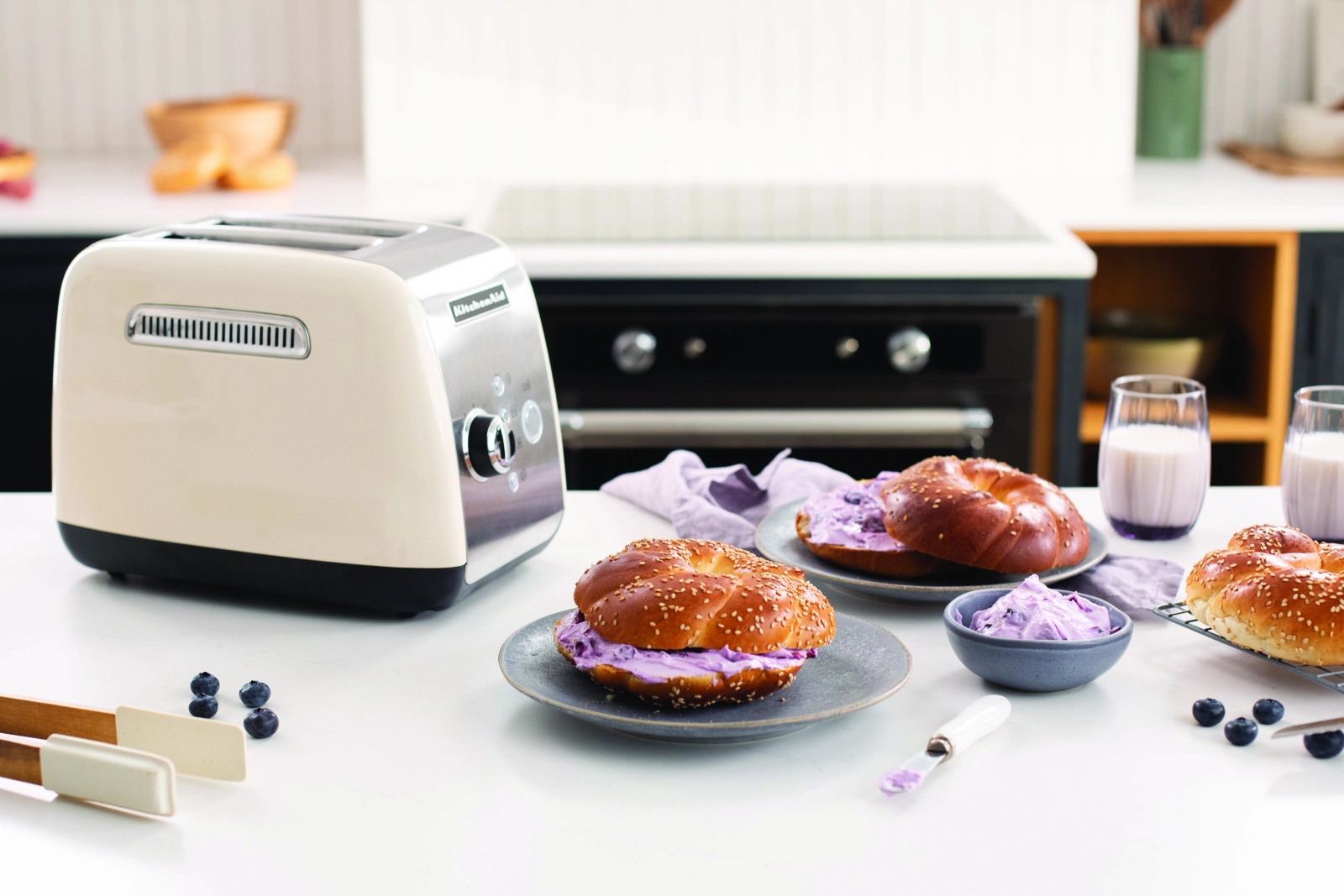 Kitchenaid leivänpaahdin värissä kerma / beige ja mustikkakermalla täytetyt bagelit