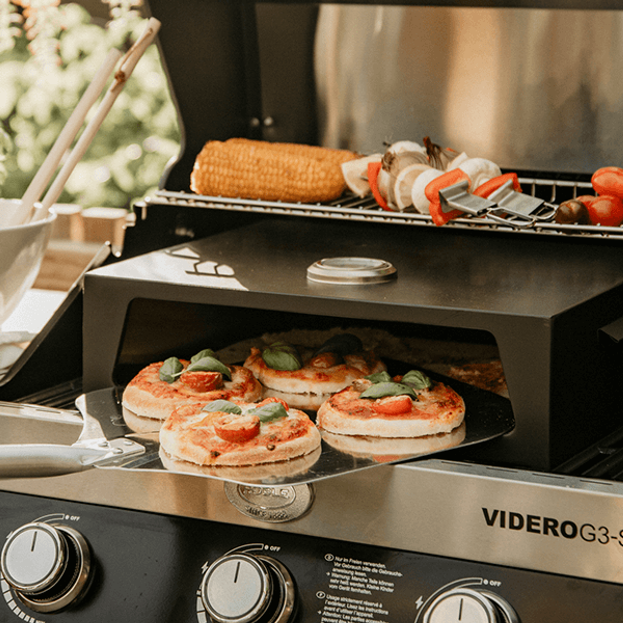 Ulkokeittiö grilli grillaus pizzat grillivartaat maissi kesä