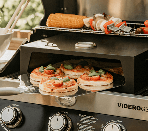 Minipizzor som grillas utomhus