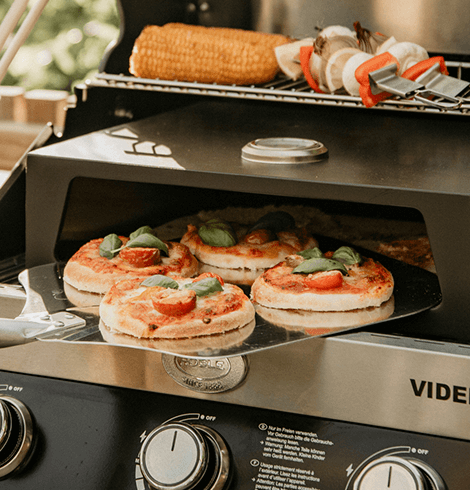 Minipizzor som grillas utomhus