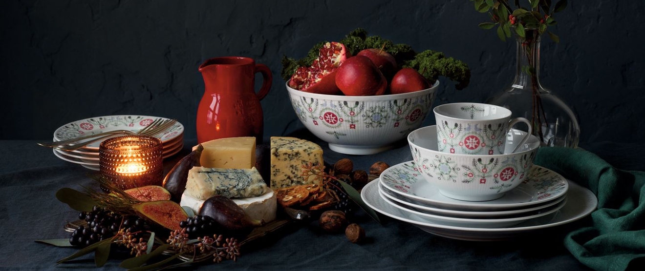 Ett bord dukat med juliga delikatesser och porslin från Swedish Grace Winter