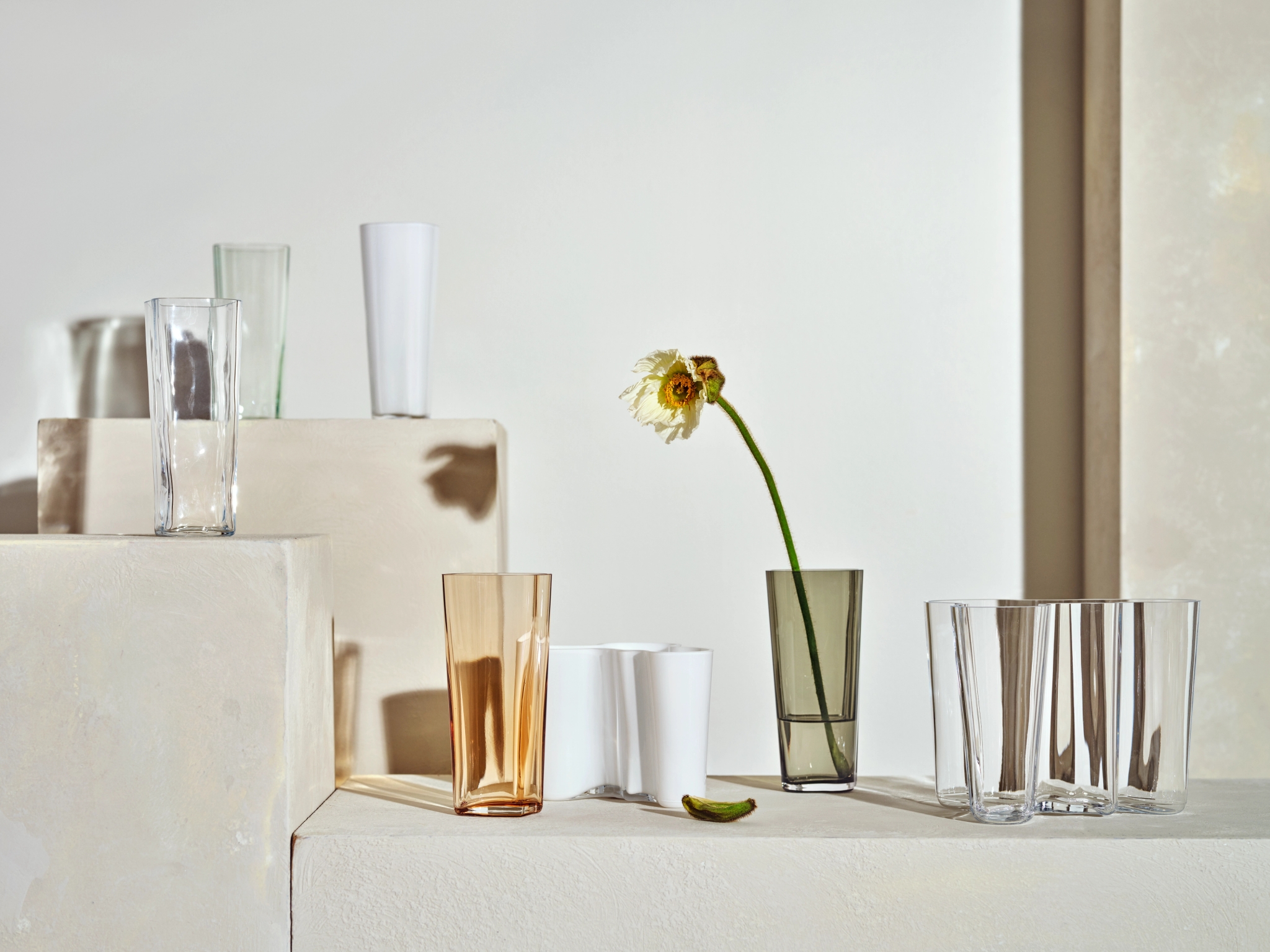 Glasvaser från Alvar Aalto med en ensam blomma i