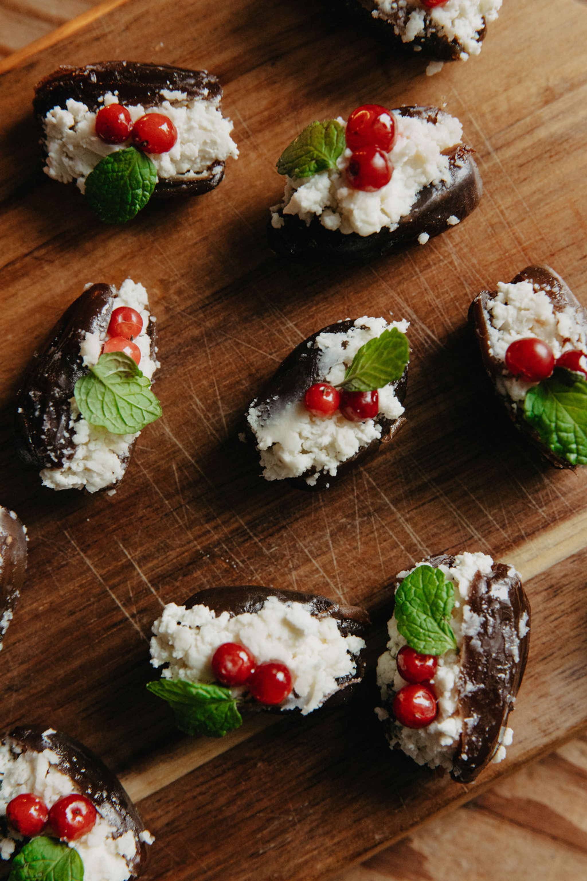 Täytetyt taatelit puisella leikkuulaudalla