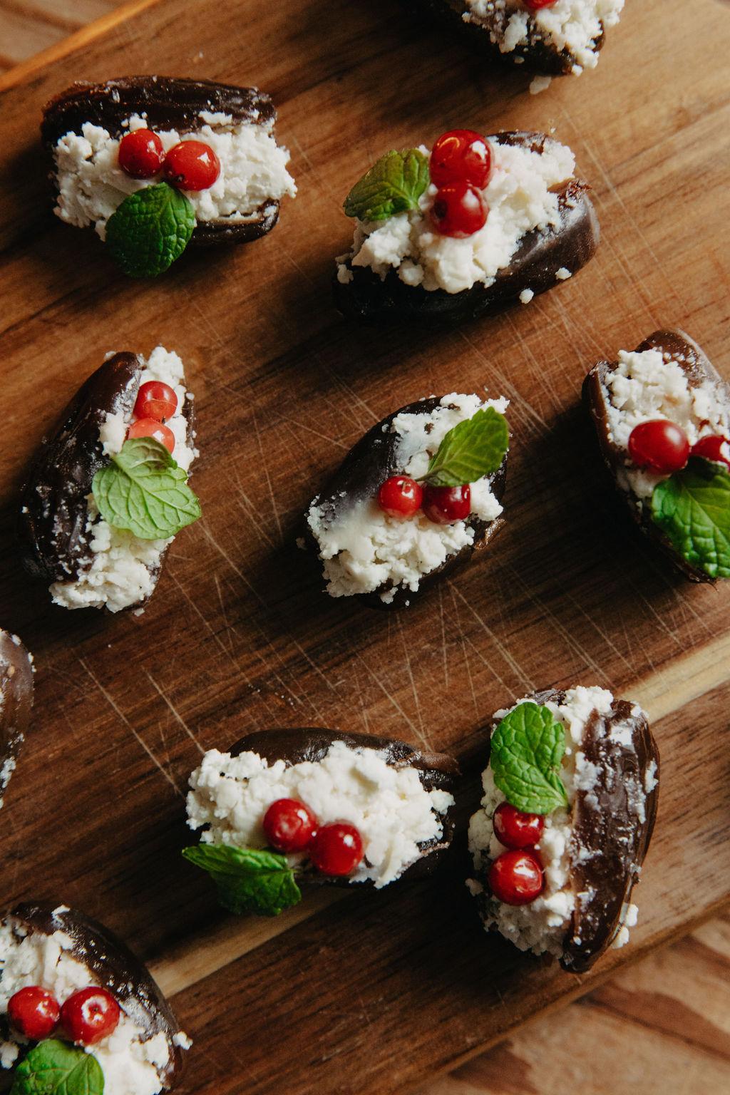 Täytetyt taatelit puisella leikkuulaudalla