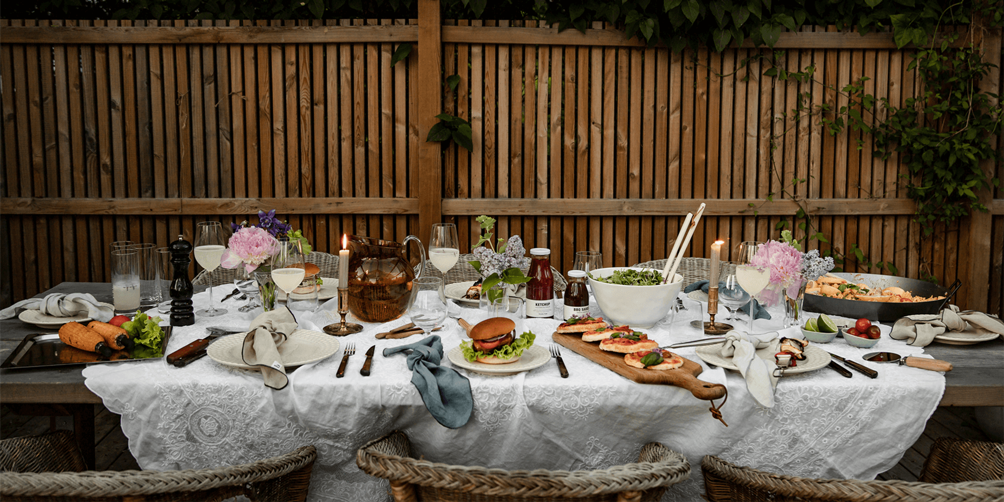 Övrigt, uppdukat bord i lada 
