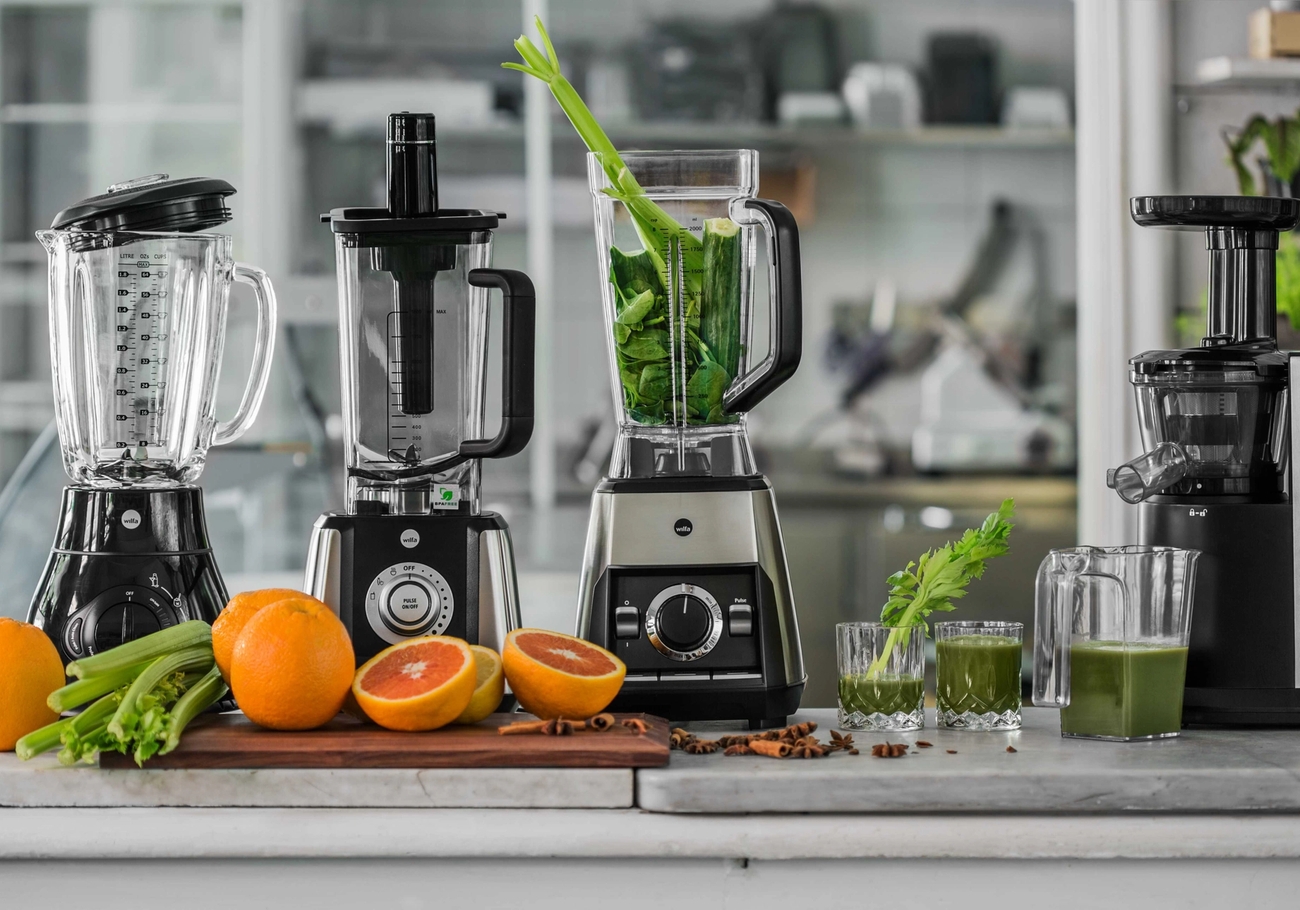 wilfa tehosekoitin kolmessa eri mallissa vihannesten ja hedelmien kera