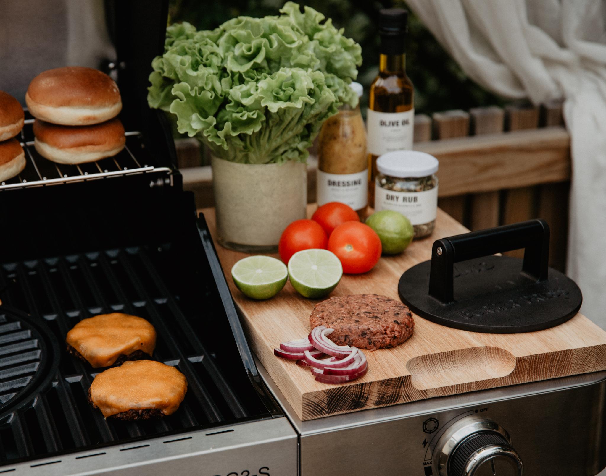 Grill med hamburgare och tillbehör