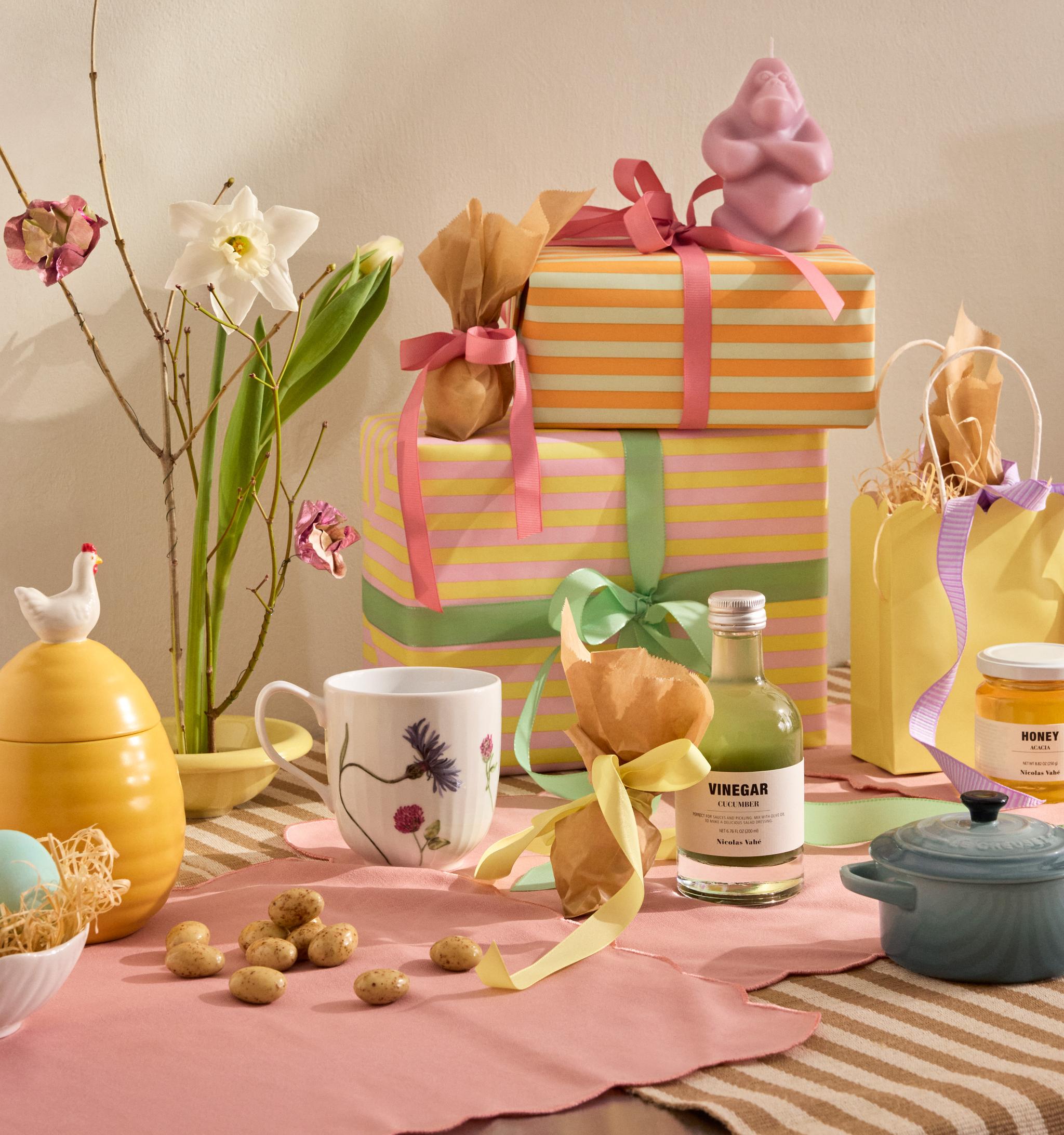 Paket i randigt presentpapper och påskpresenter på ett bord