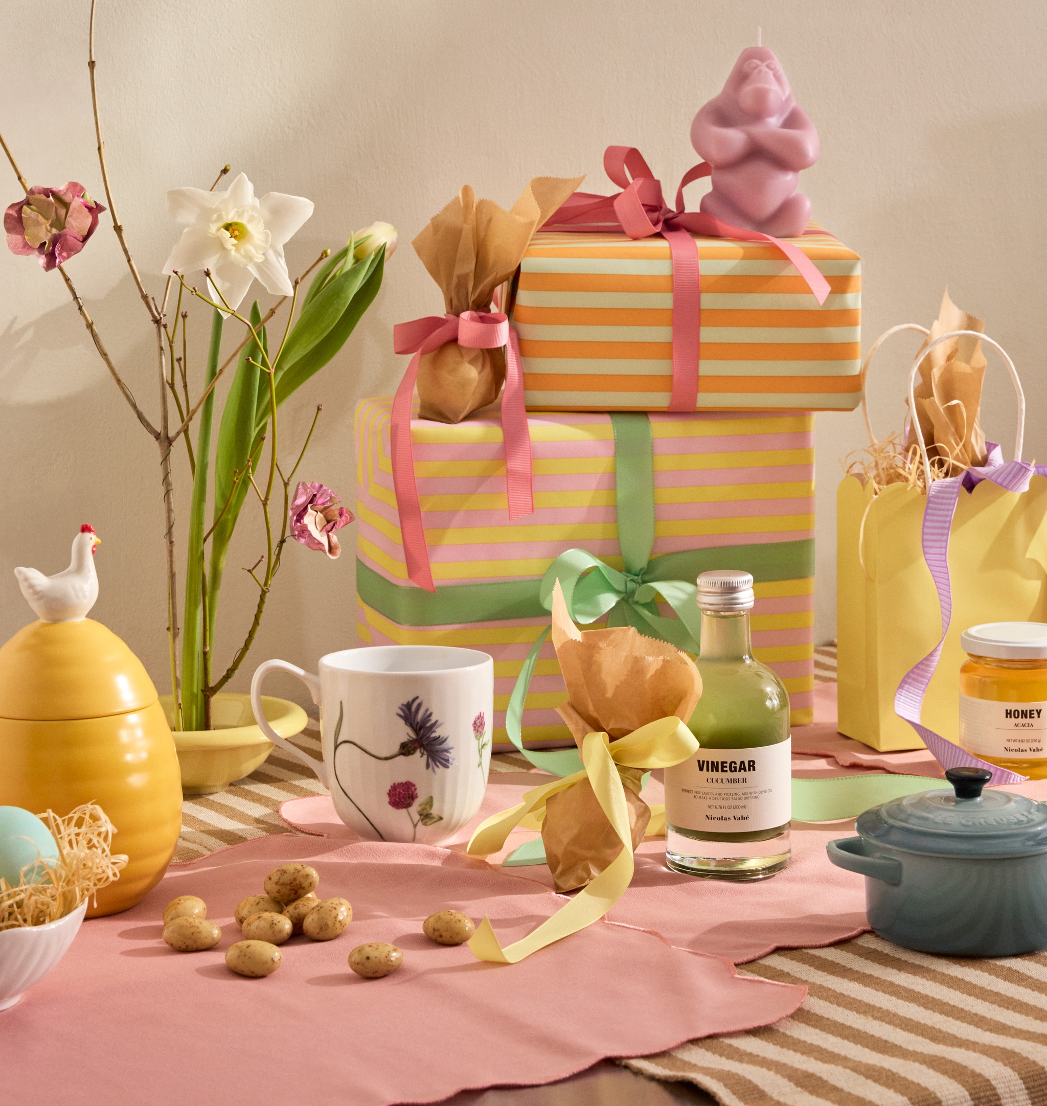 Paket i randigt presentpapper och påskpresenter på ett bord