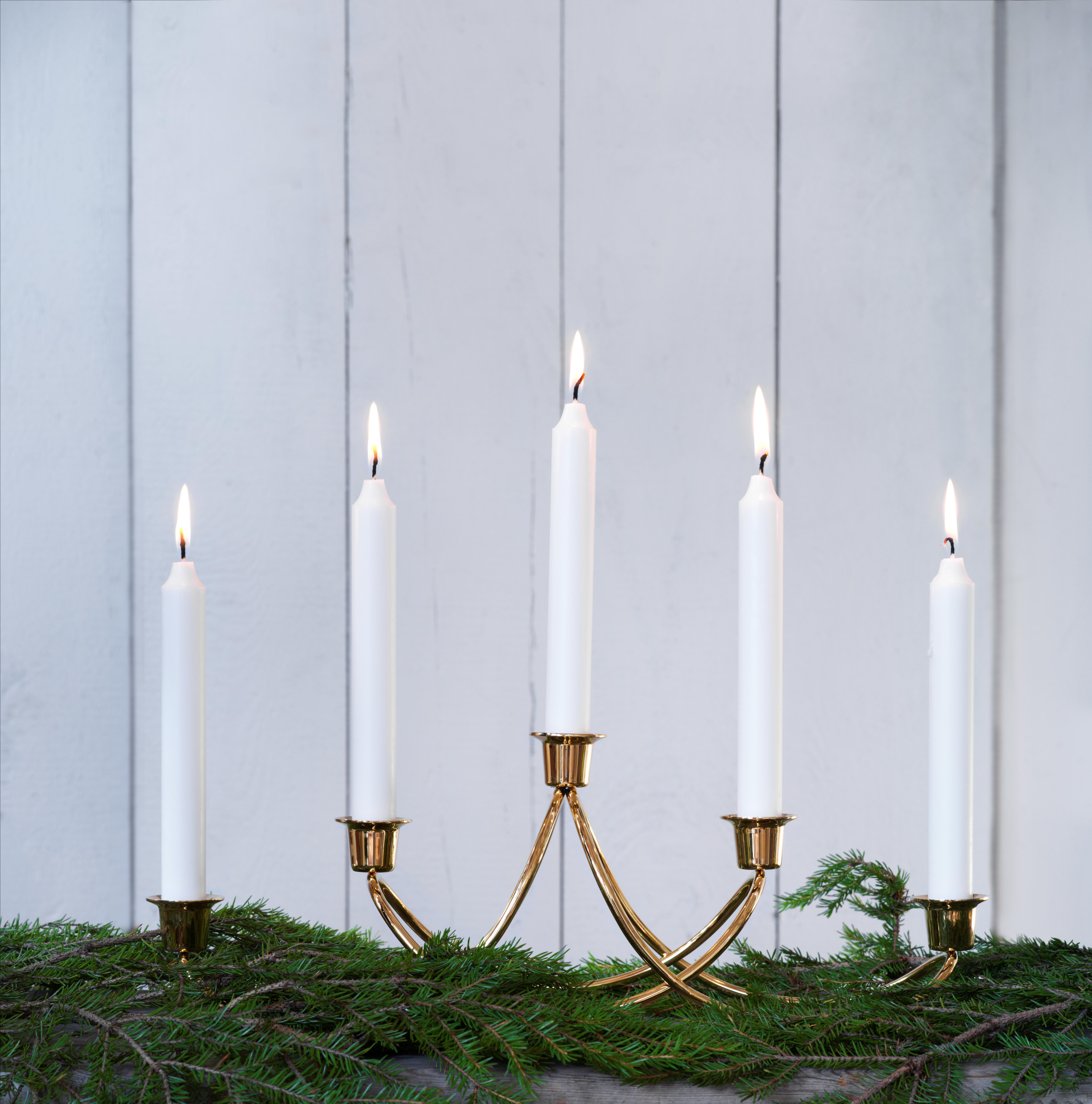 Georg Jensen lysestake Harmony i gull på granbardekket bord