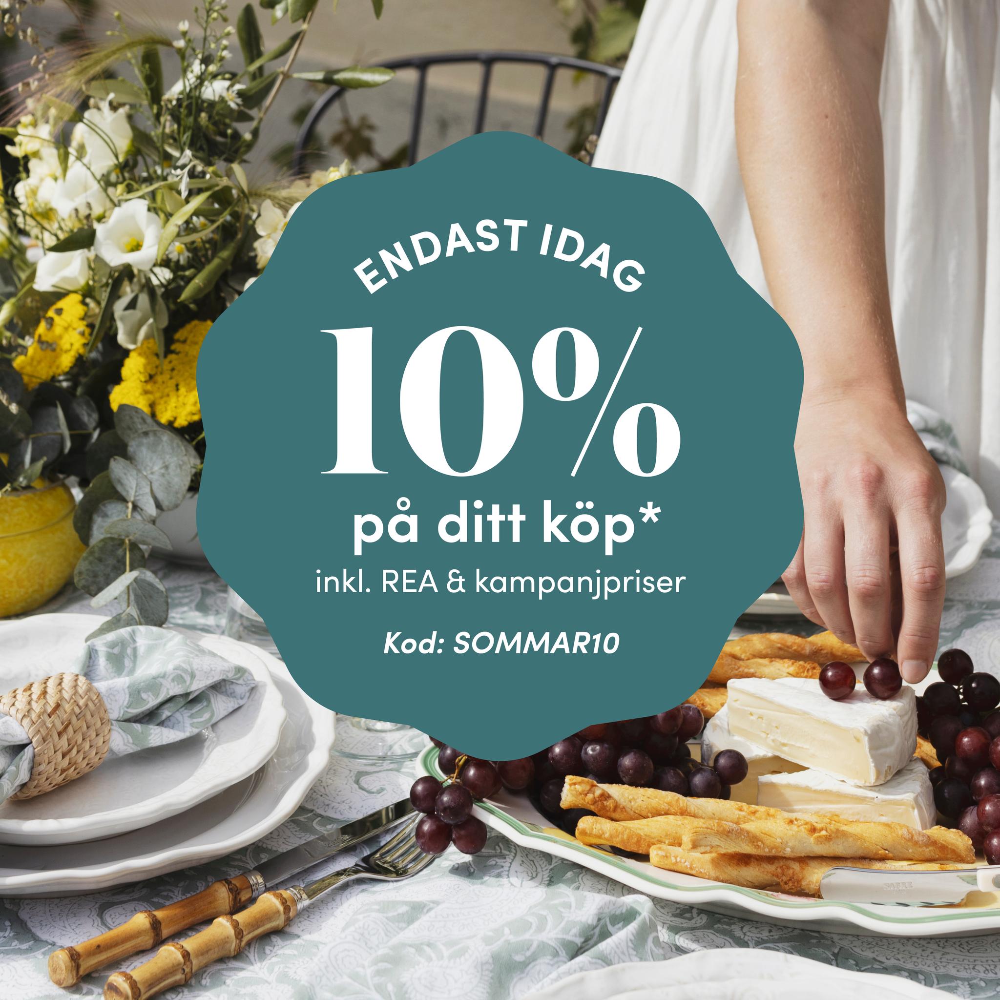 Somrig dukning med ost, druvor och blommor med kampanjtexten ”Endast idag 10% på ditt köp – Kod: SOMMAR10”.
