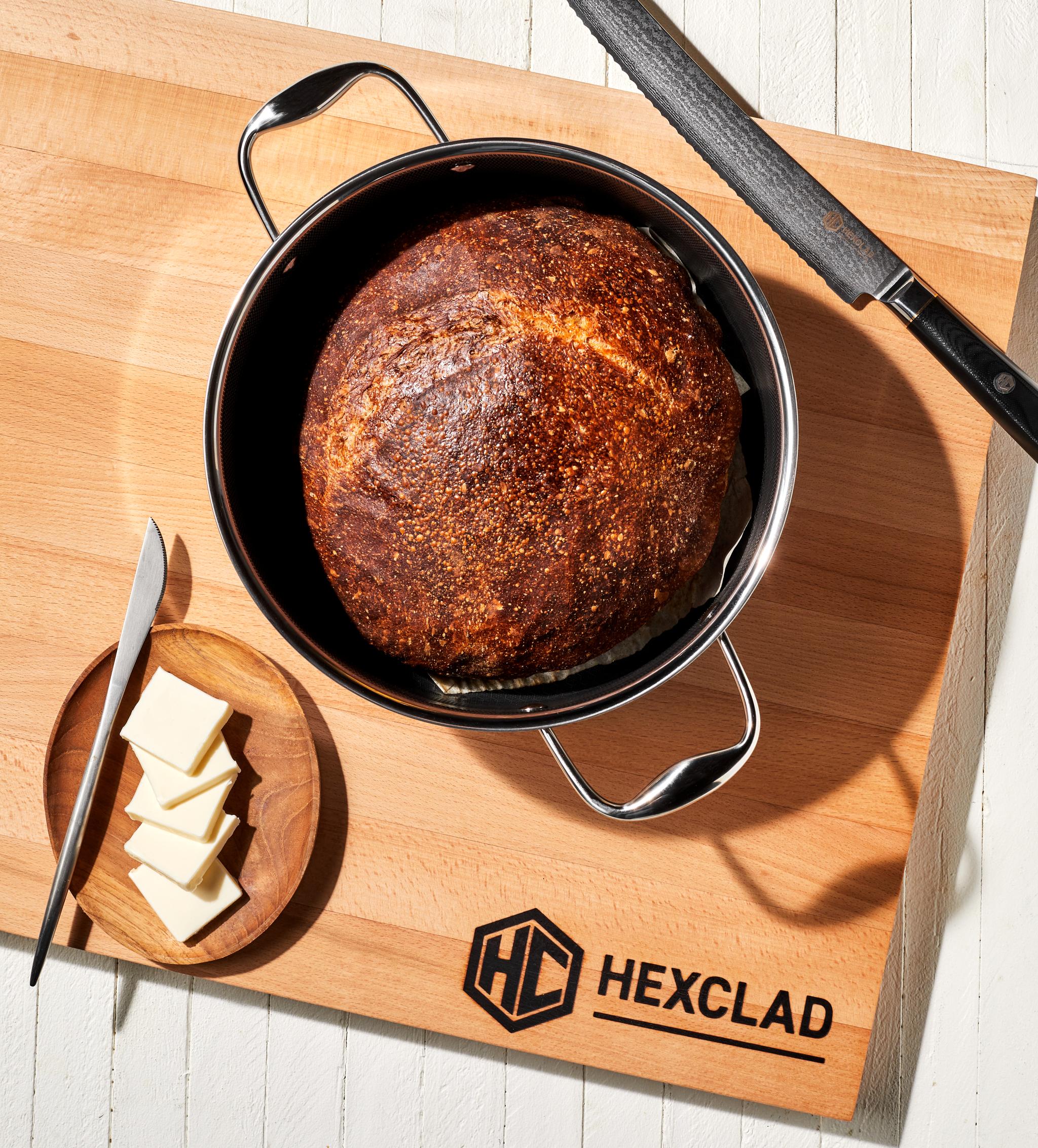 Hexclad kattila jossa pataleipä Hexclad leikkuulaudalla