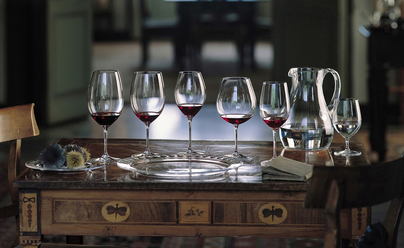 Riedel Vinum vinglass oppstilt på et bord