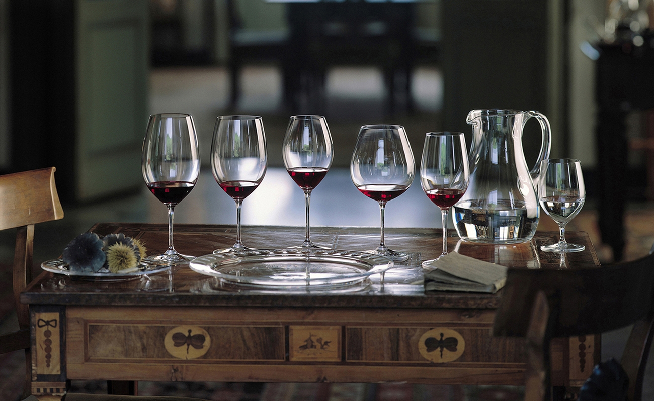 Riedel Vinum vinglass oppstilt på et bord