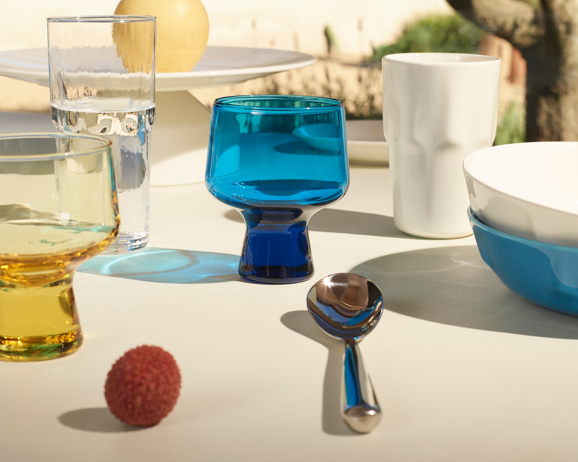 Borddekking med serien Iittala Solare - glass, skåler og kopper på et hvitt bord