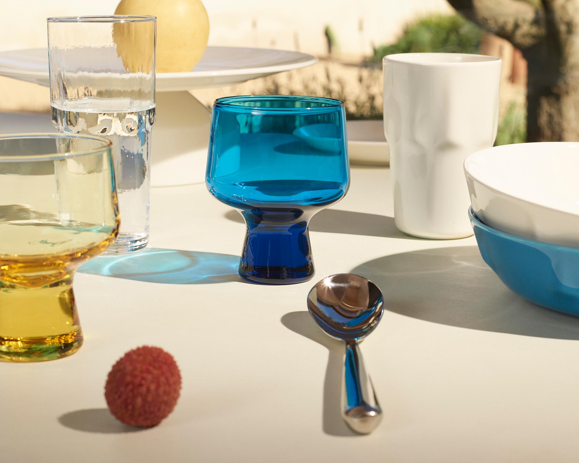 Borddekking med serien Iittala Solare - glass, skåler og kopper på et hvitt bord