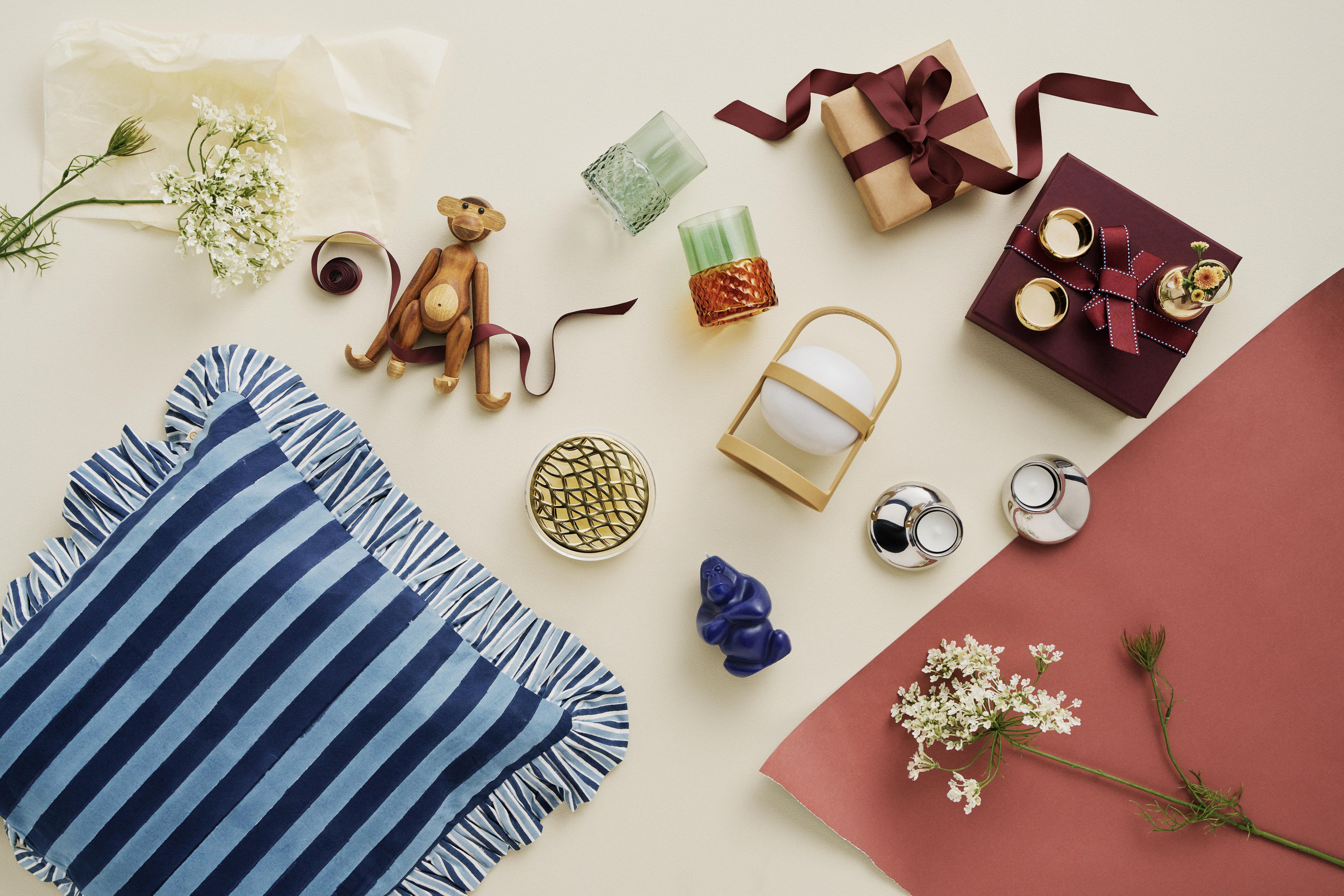 Trä apa på presentbord från Cervera