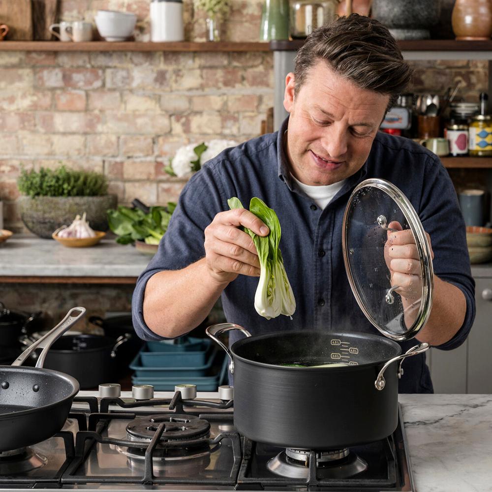 Jamie Oliver tillagar pak choi i en gryta