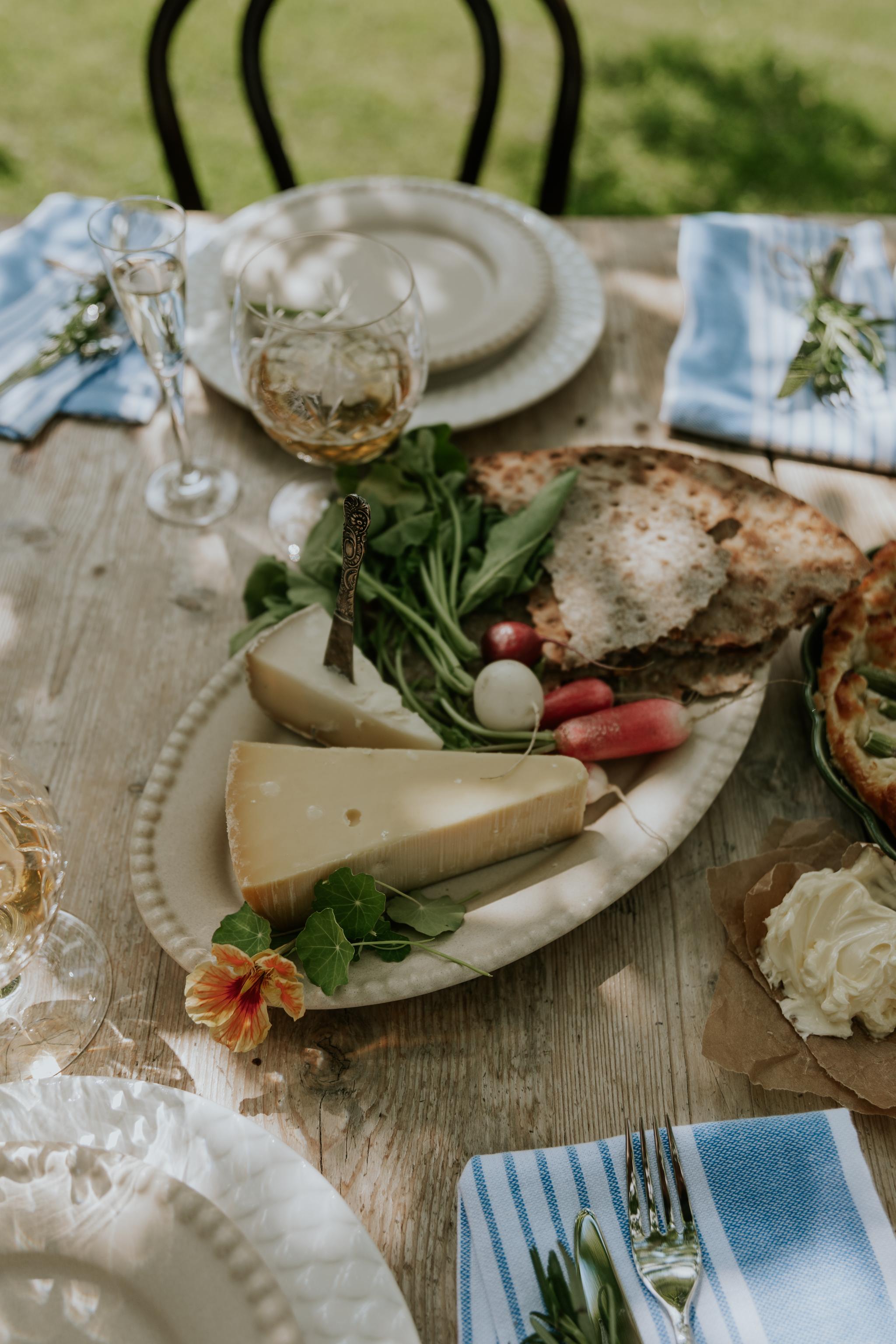 Rapujuhlat juustotarjotin tarjoiluastia tarjoilulautanen lautaset viinilasit