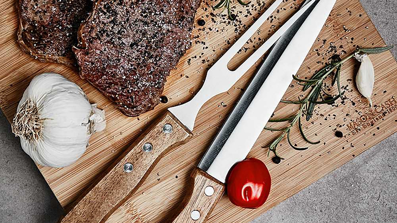 Bercato trancherset på en skärbräda med kött och vitlök bredvid sig