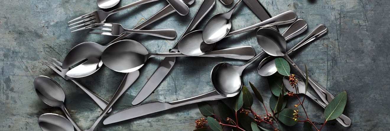 aterimet haarukat meitset ja lusikat pöydällä