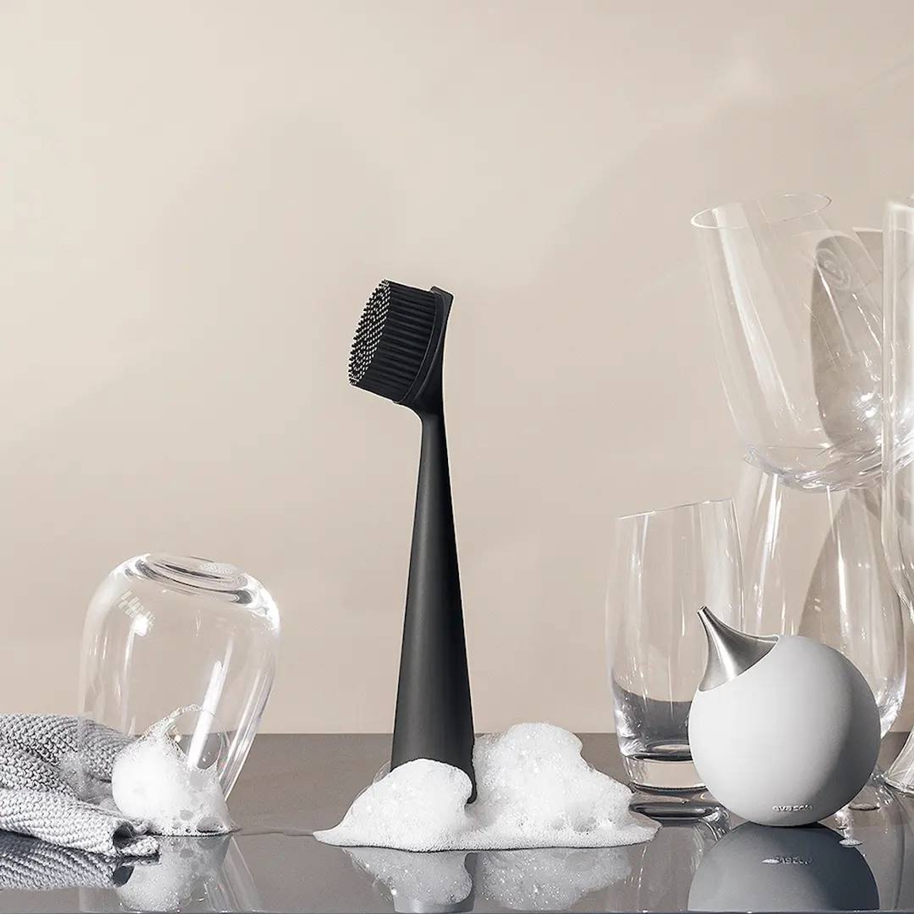 Eva solo tiskiharja seisoo pöydällä puhtaiden juomalasien kera