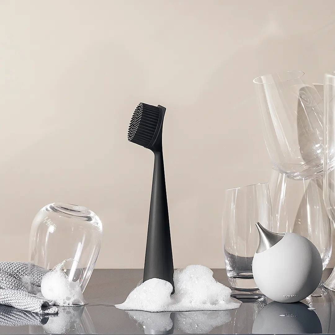 Eva solo tiskiharja seisoo pöydällä puhtaiden juomalasien kera