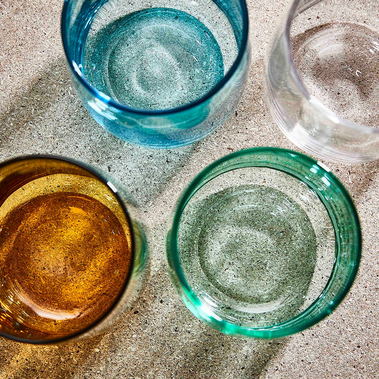 halvat juomalasit väreissä sininen meripihka kirkas ja vihreä 