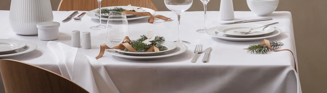 Villeroy & Boch manoir erikokoiset valkoiset lautaset katetulla pöydällä