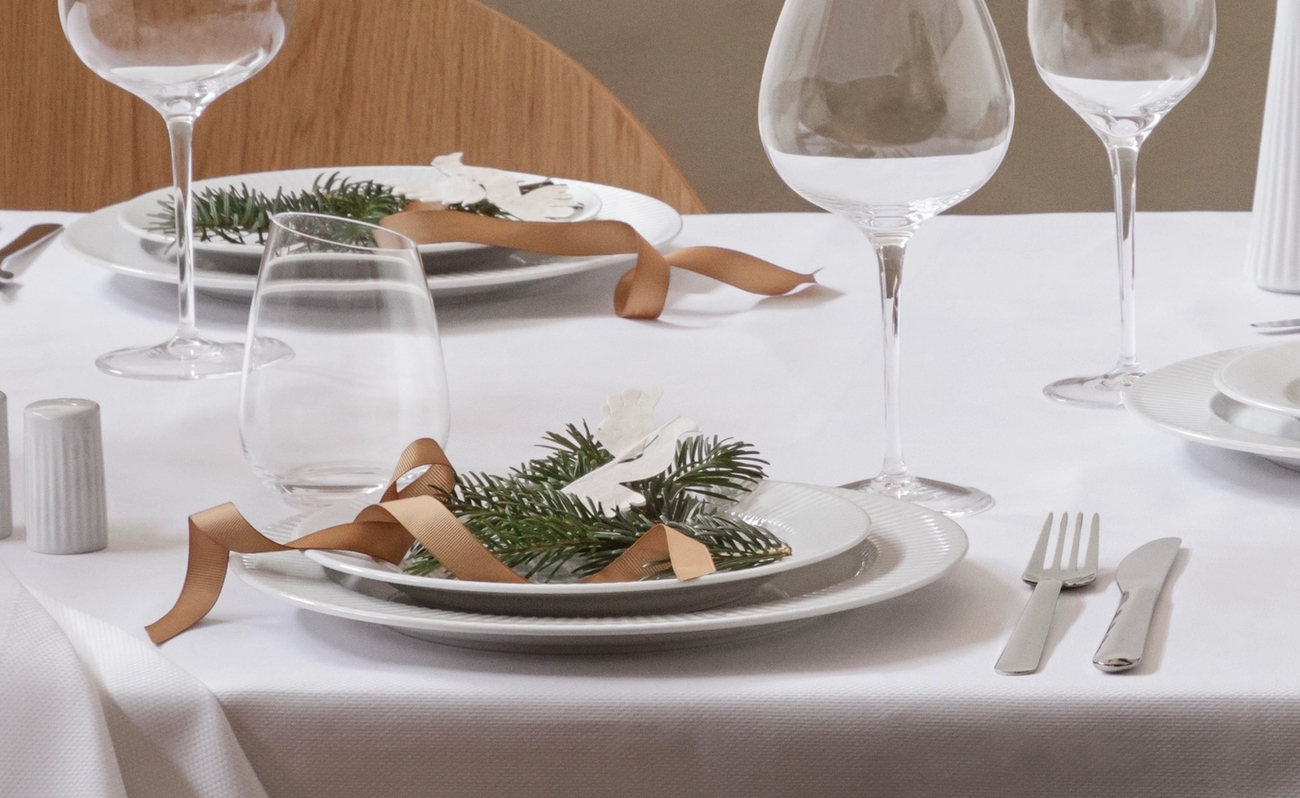 Villeroy & Boch manoir erikokoiset valkoiset lautaset katetulla pöydällä