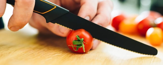 Tomatknivar svart som skär tomat