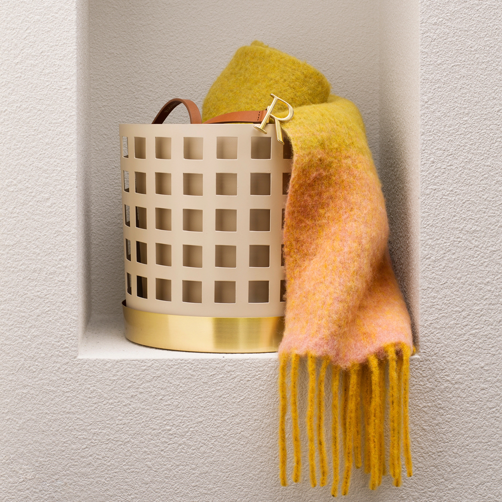Beige kruka med en rosa filt i