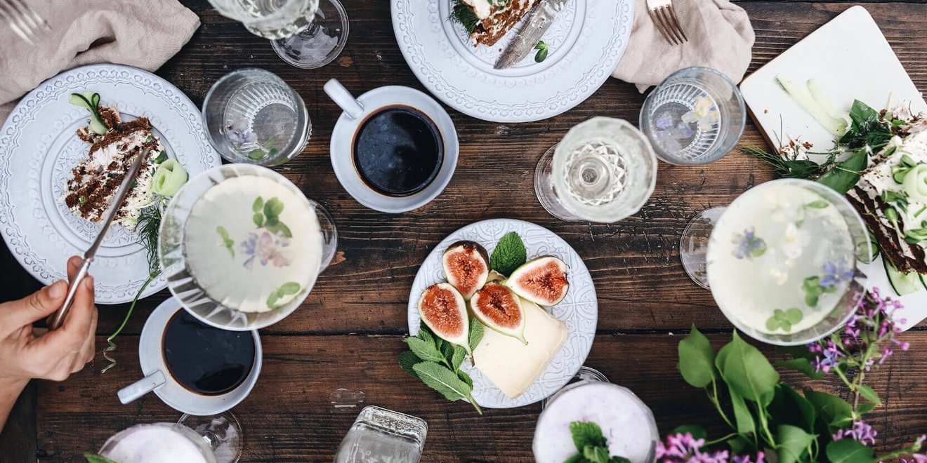 Övrigt på bordet uppdukat med fika drinkar och kaffe 