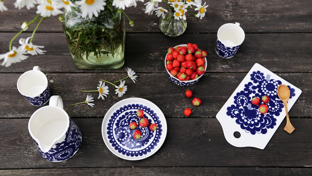 Arabia Esteri sinivalkoinen astiasto lautanen muki kulho tarjotin kaadin kukkakuvio