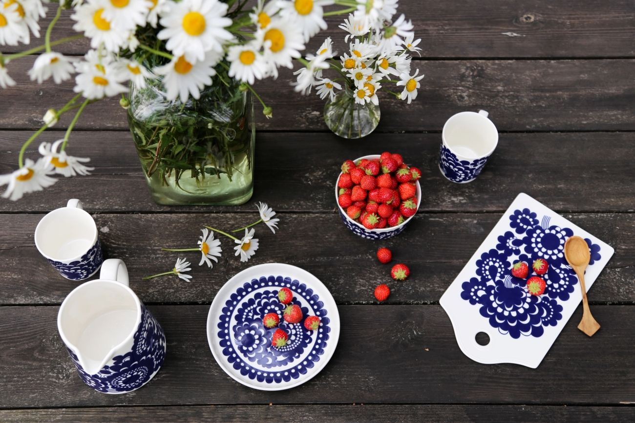 Arabia Esteri sinivalkoinen astiasto lautanen muki kulho tarjotin kaadin kukkakuvio