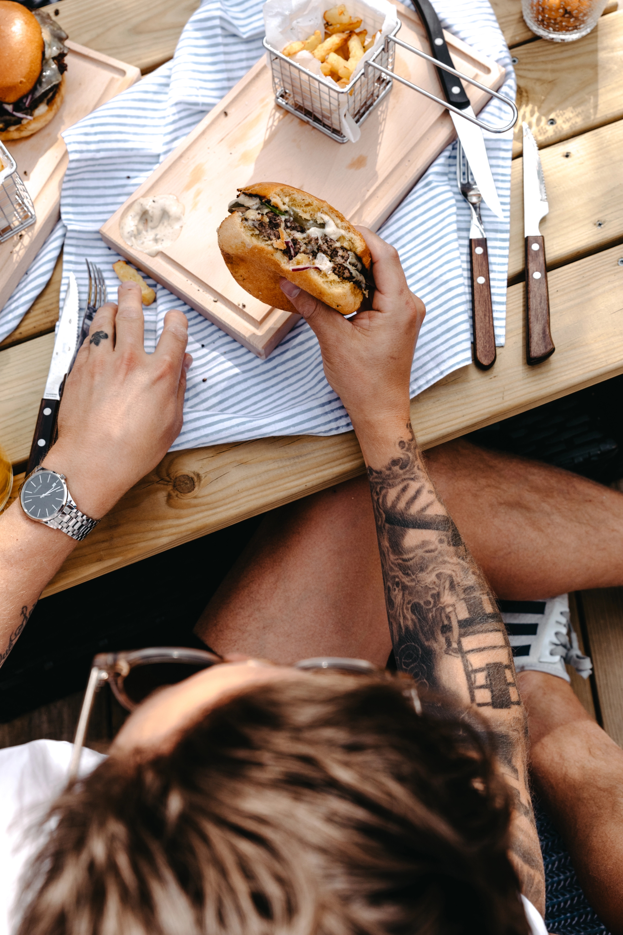 Kille som äter en grillad hamburgare