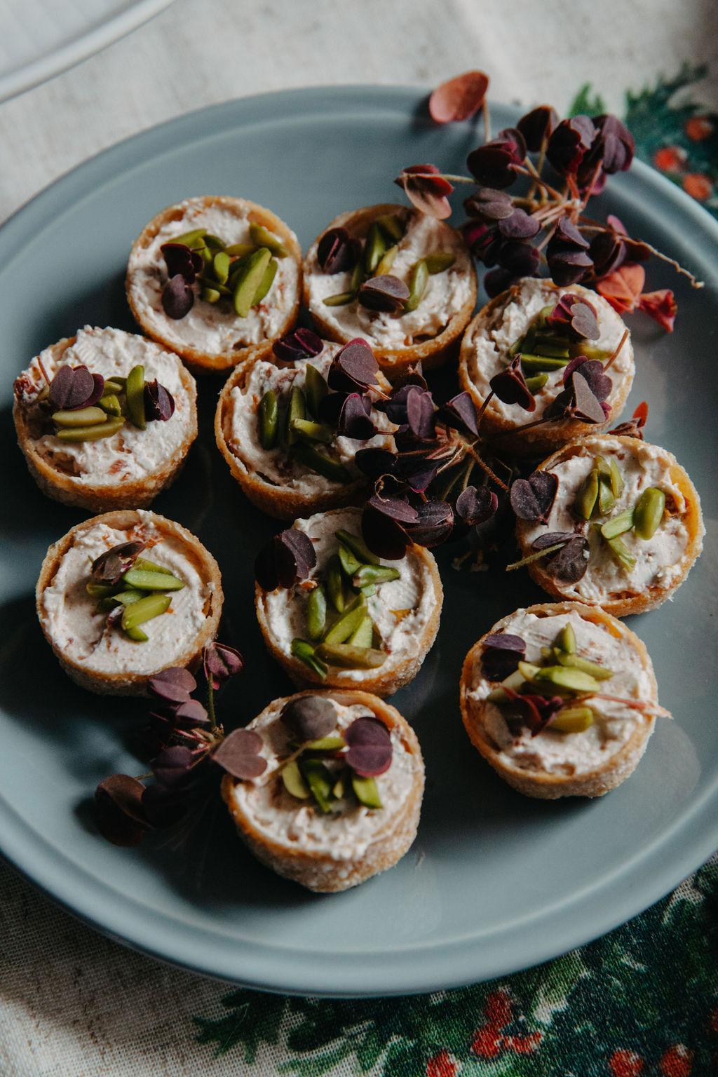 Krustader med fetaostdipp og pistasjnøtter