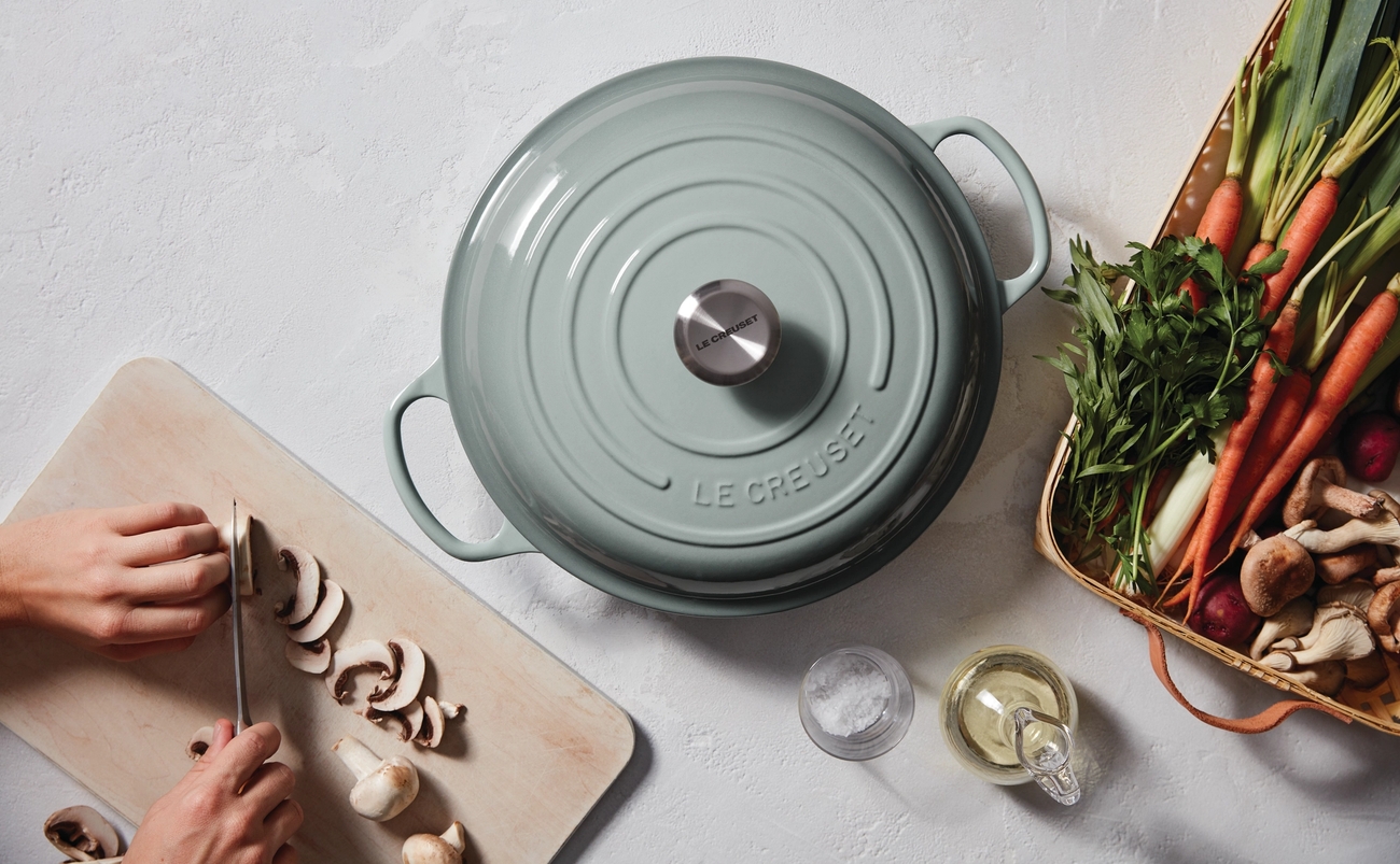 Le Creuset valurautapata värissä Sea Salt keittiön työtasollo vihannesten kera