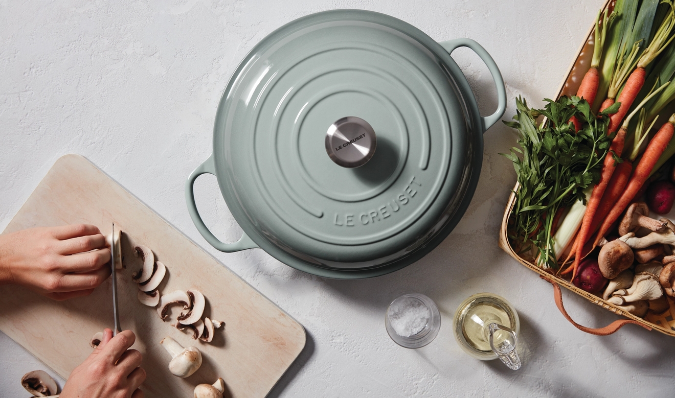 Le Creuset valurautapata värissä Sea Salt keittiön työtasollo vihannesten kera