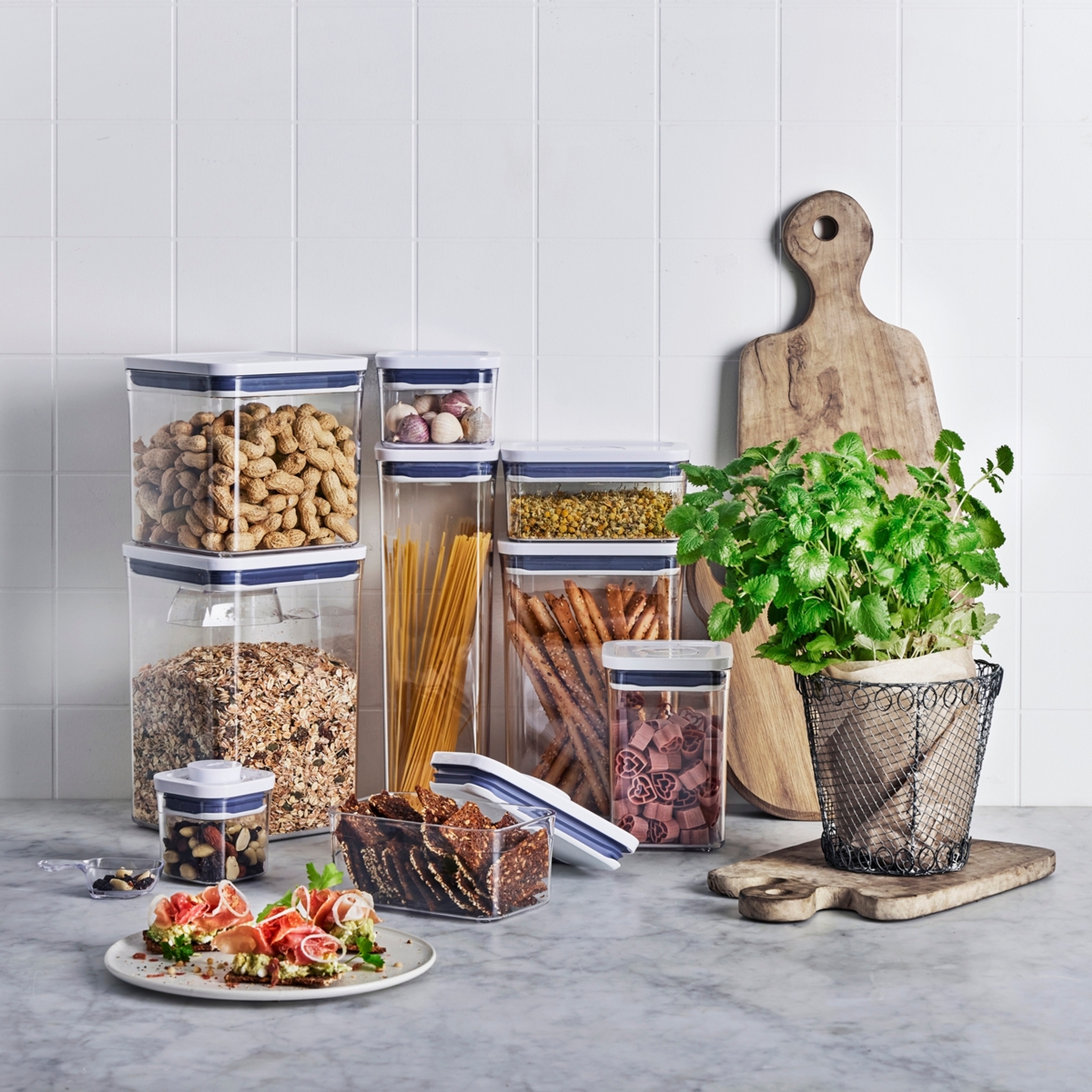 Säilytyslaatikot joissa spagettia pähkinöitä ja paljon muuta