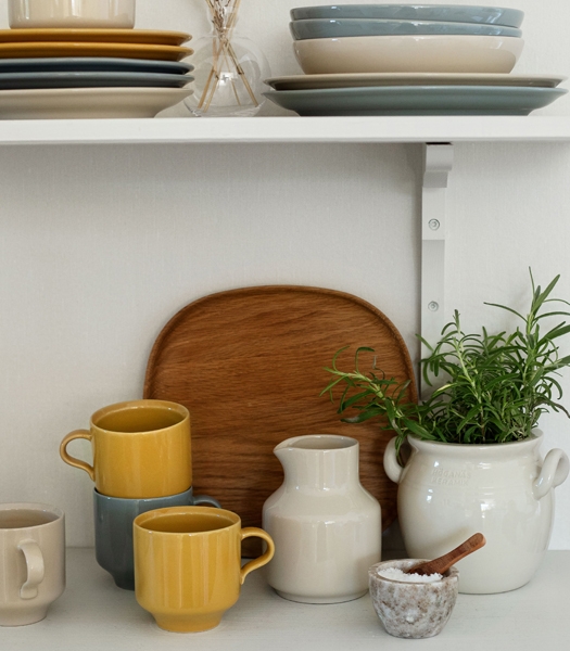 Kivitavarasta valmistetut mukit ja muut astiat