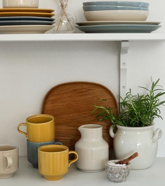 Kivitavarasta valmistetut mukit ja muut astiat