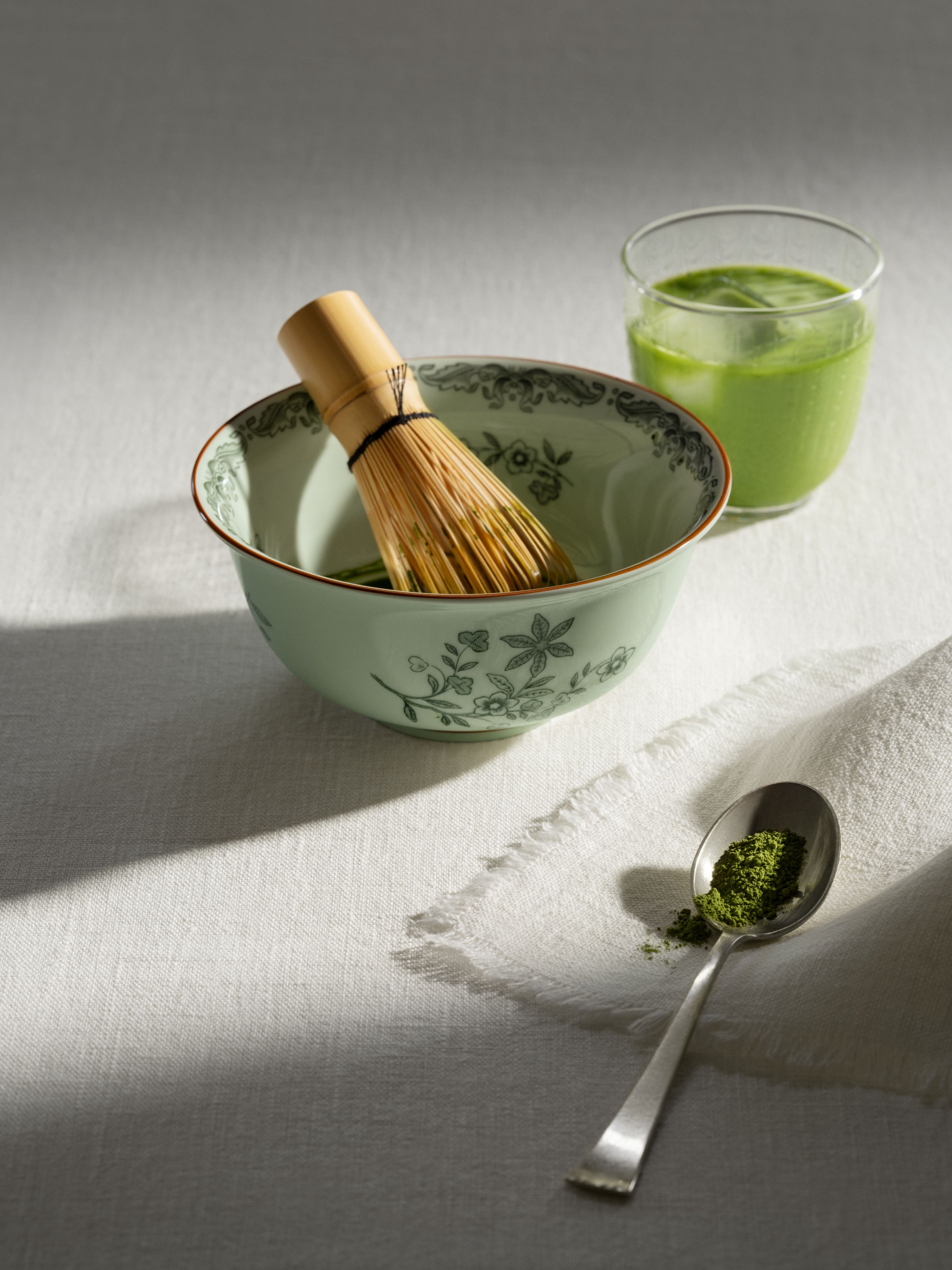 En skål från Ostindia Grön som man gör matcha i