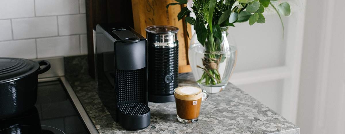 Nespresso - Tyylikäs musta kapselikeitin ja kahvinkeitin